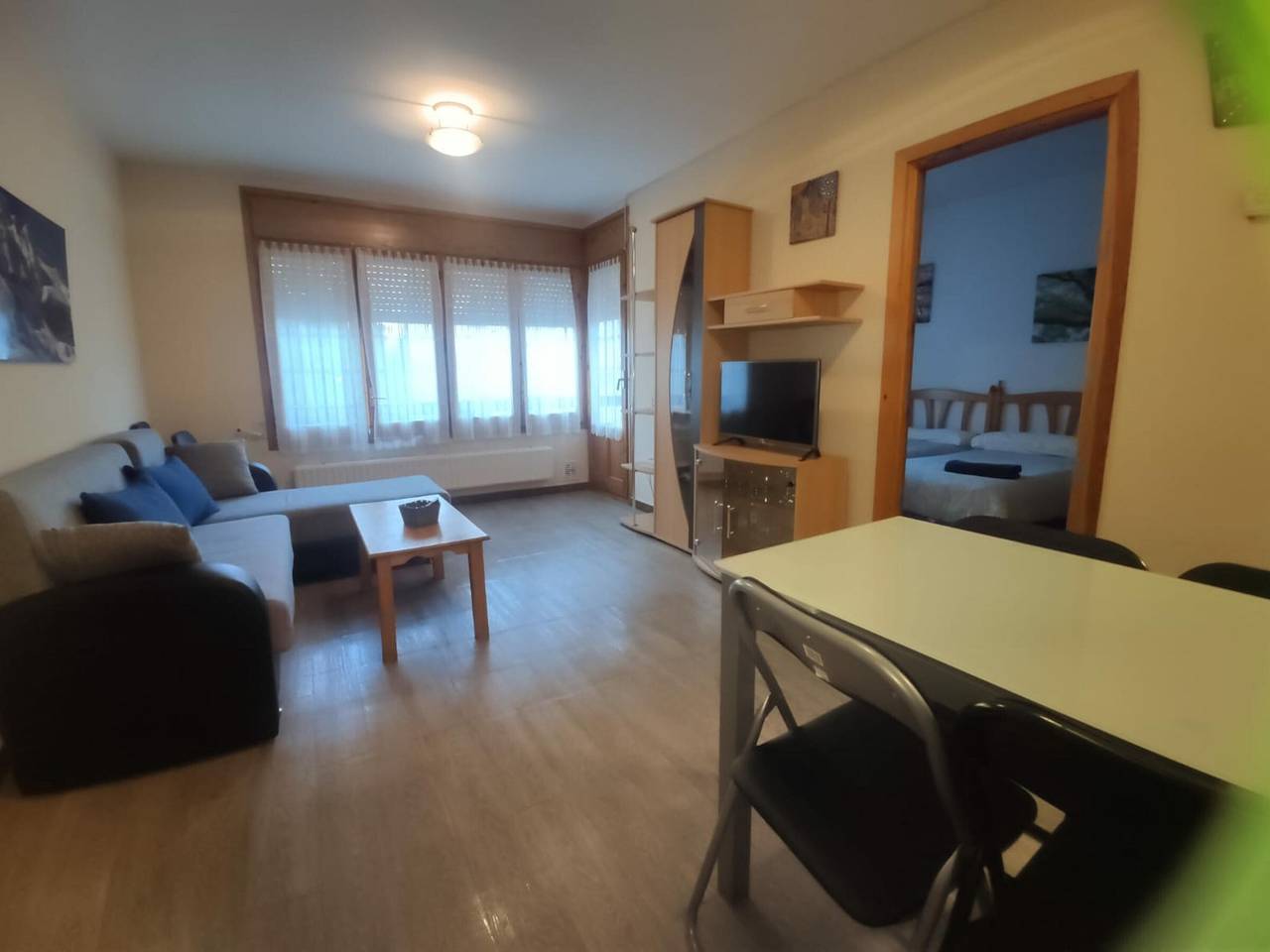 Apartamento entero, Apartamento de montaña en Jaca con piscina, parking, para 6 personas in Jaca, Pirineos