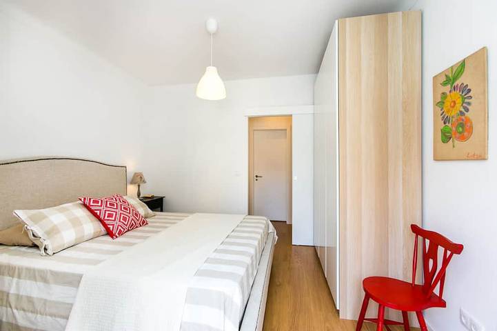 Entire apartment, Belem! Charming 2 Bedroom Apartment w terrace, Wifi & free street parking in Ajuda, Costa de Lisboa