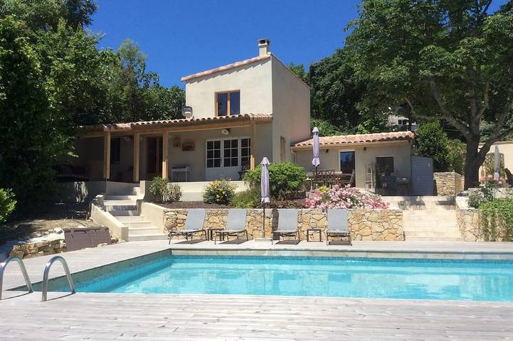 Gîte pour 7 personnes, avec terrasse et jardin à Cailhau