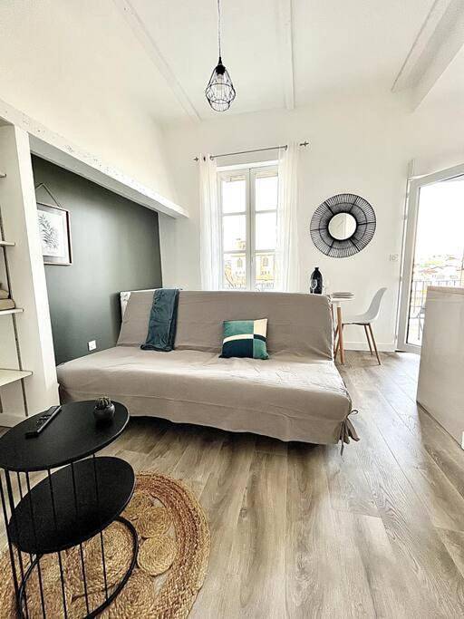 Appartement entier, Studio with Terrace in Bourg-de-Péage, Région de Valence