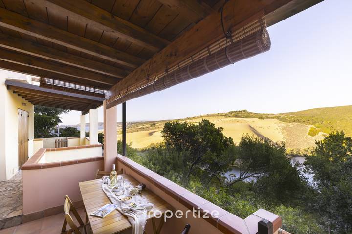 Casa vacanza per 4 persone, con panorama e terrazza nonché vista lago e giardino in Medio Campidano