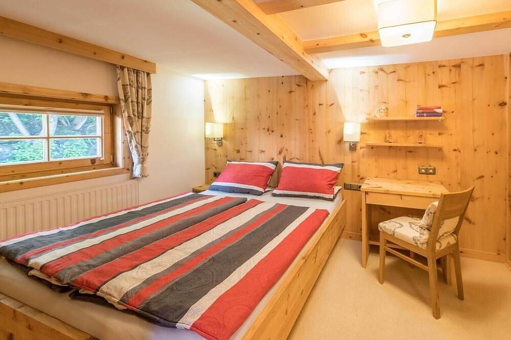 Chalet direkt am 5 * Campingplatz Aufenfeld mit Hallenbad und Sauna in Aschau im Zillertal, Bezirk Schwaz