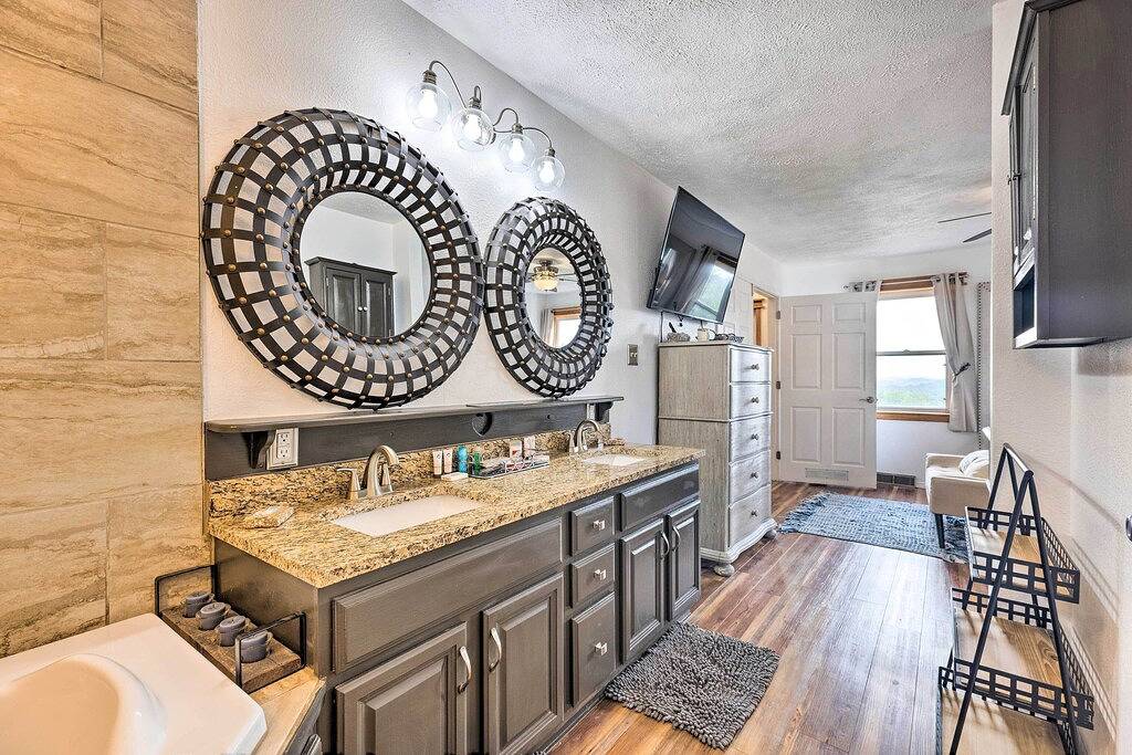 'Hilltop Hideaway' Branson Home w/ Trampoline! in Taney County