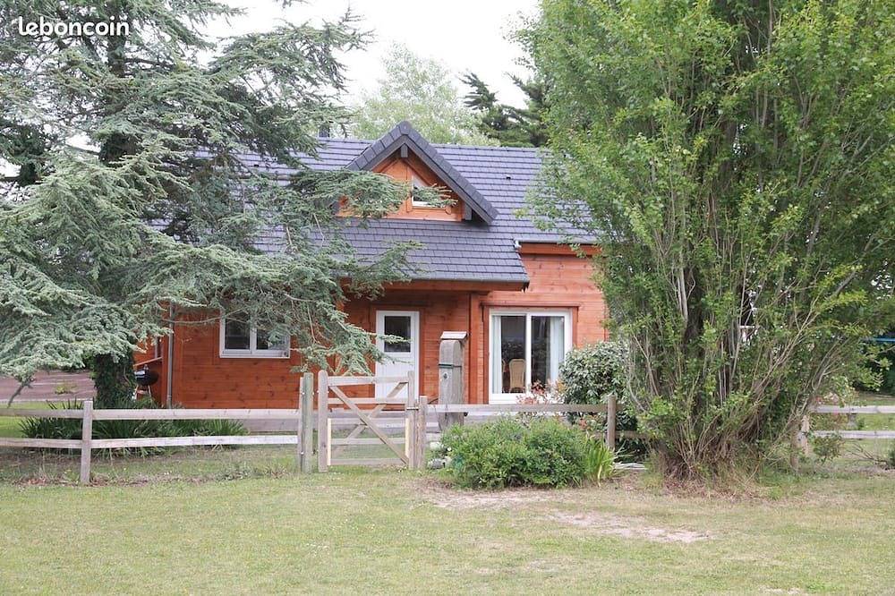 Chalet des Isles around the Golf course in Saint-Jean-de-la-Rivière, Côte de la Déroute