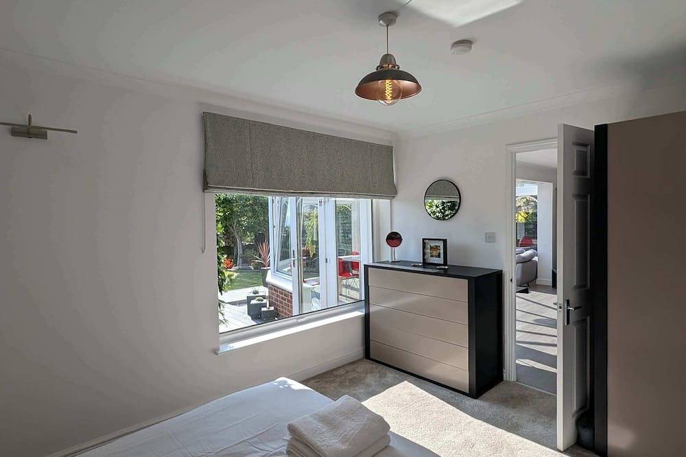 Thames Riverside Retreat: A Serene 3-Bed Bungalow in Spelthorne, Surrey
