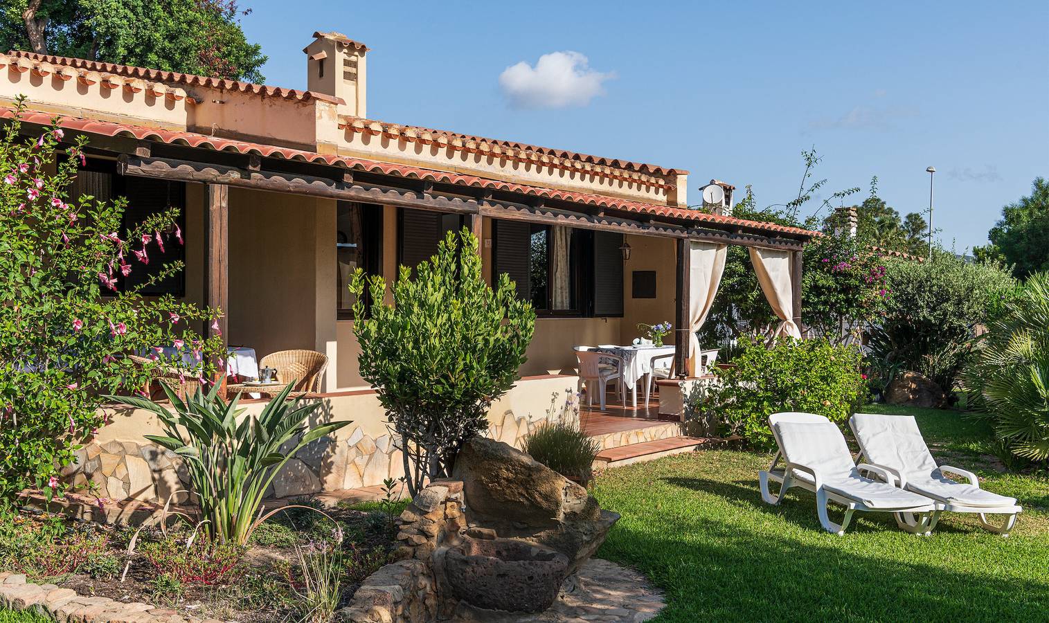 Villa 'Lucia' with Private Terrace, Wi-Fi and Air Conditioning in Costa Rei, Muravera