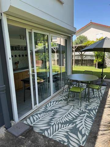 Gîte pour 2 personnes, avec jardin ainsi que terrasse et vue à Le Versoud