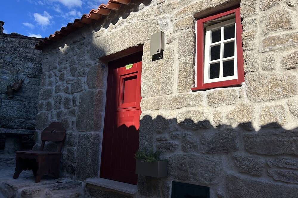 An accommodation unit in the form of a studio T1 with 39m2 in Cortes do Meio, Serra da Estrela