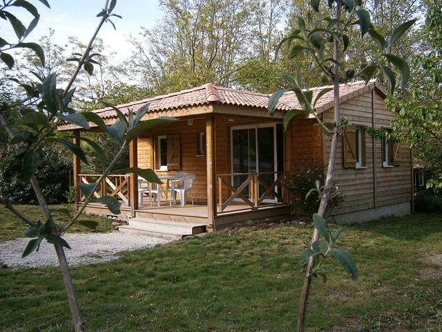 Chalet pour 4 personnes, avec jardin ainsi que terrasse et piscine - 1