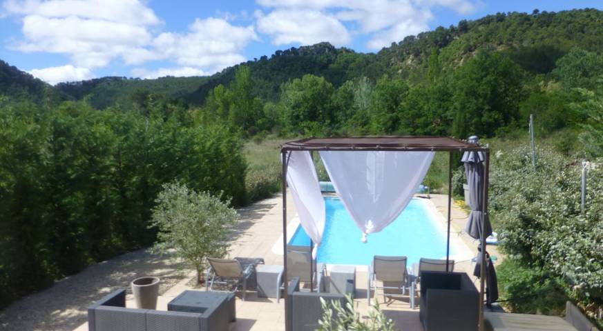 Gîte pour 6 personnes, avec jardin ainsi que terrasse et piscine, animaux acceptés à Propiac