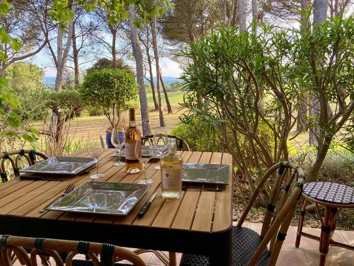 Appartement de vacances pour 4 personnes, avec vue ainsi que piscine et jardin