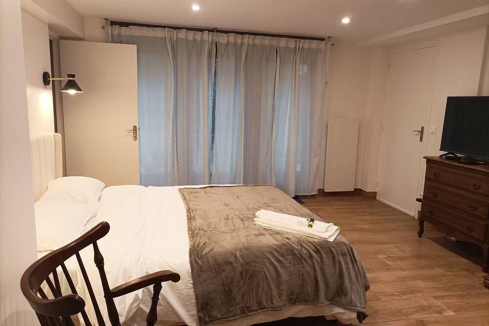 Iris Garden Cottage in Saint-Germain-en-Laye, Yvelines