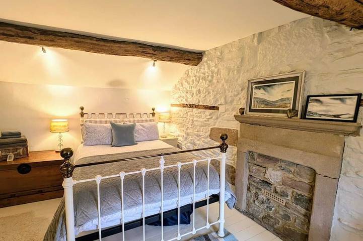 Gorgeous romantic cottage retreat, with gardens & Peak District views in Winster, Derbyshire