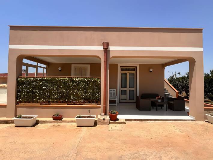 Appartement entier, Appartement 'Nonna Rosa' avec terrasse privée, jardin partagé et climatisation in Granelli, Pachino