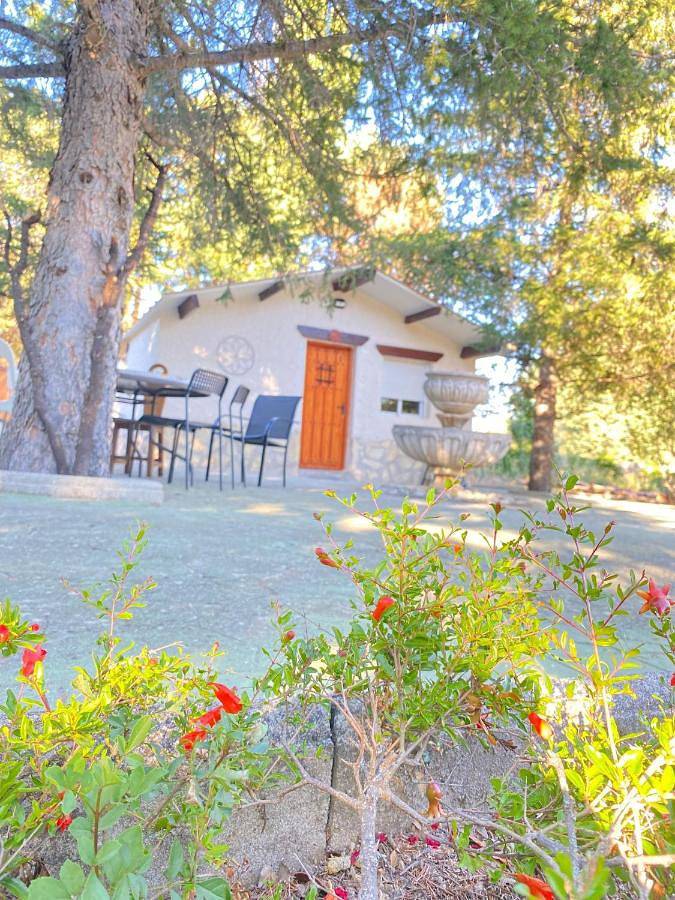 Cabañas Rústicas dentro de la Finca El Castillo in La Cabrera, Provincia de Madrid