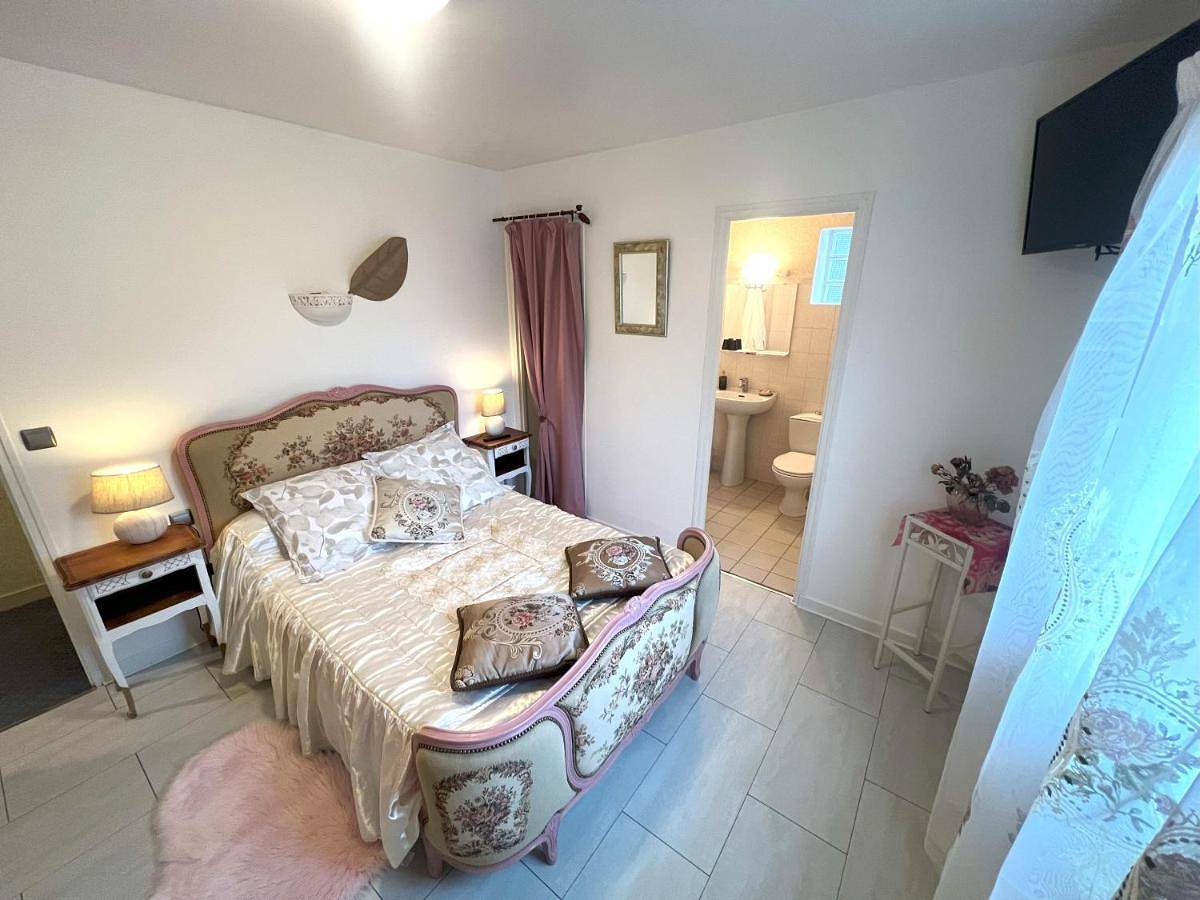 Double Room with Private Bathroom in Caurel, Région de Guingamp