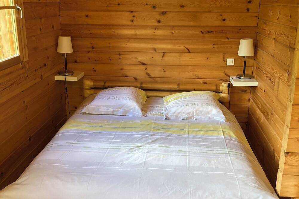 Chalet chaleureux 3 chambres en bord de rivière in Sirod, Jura Francais