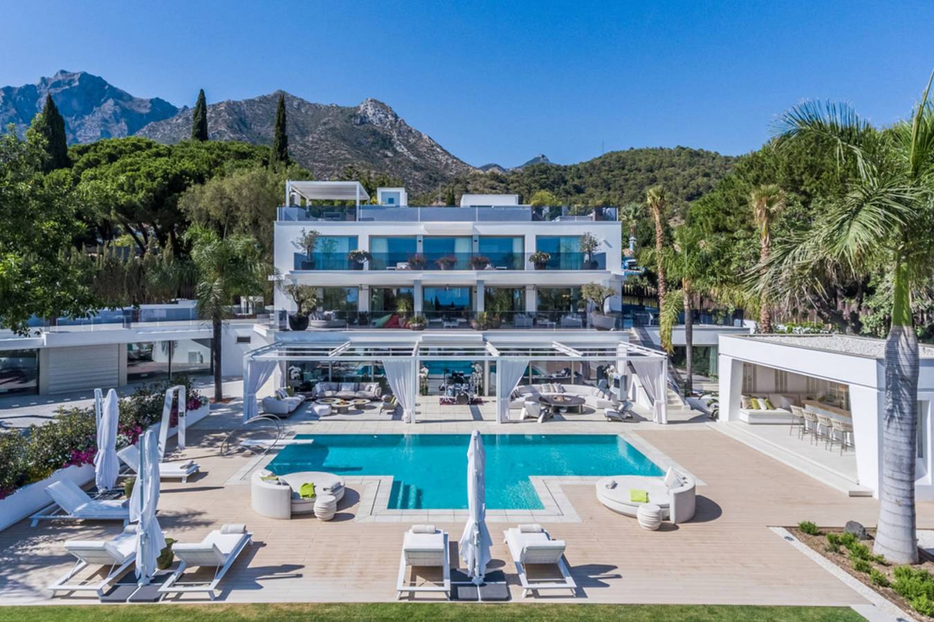 Villa for 16 Guests in Marbella West, Marbella