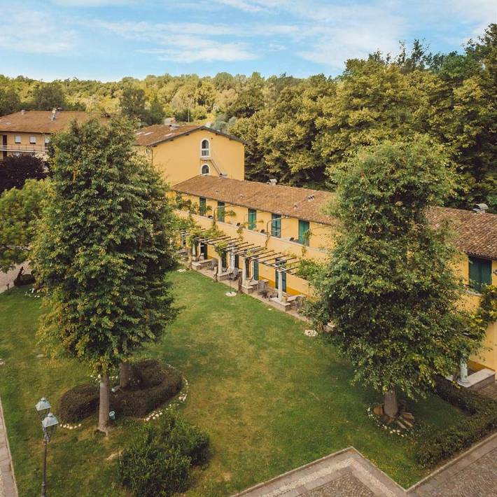 Hôtel pour 2 personnes, avec Terrasse et Jacuzzi ainsi que Jardin et Piscine à Merone