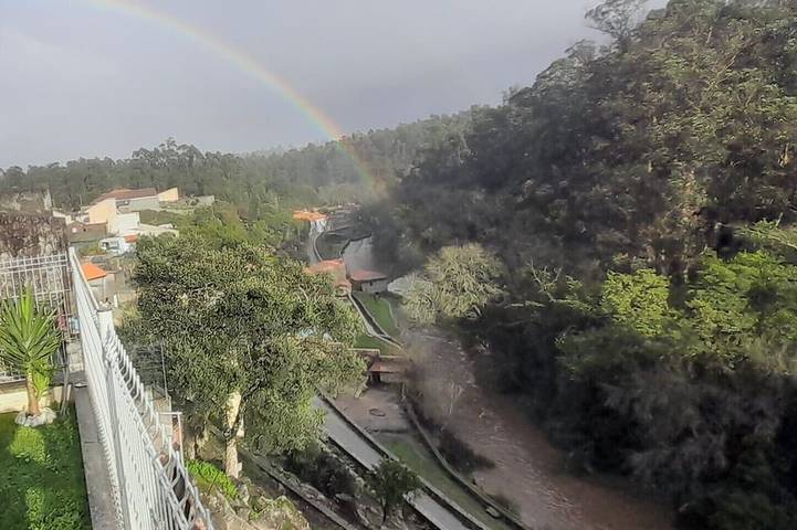 Location de vacances pour 8 personnes, avec jardin et jacuzzi, animaux acceptés dans Touguinhó