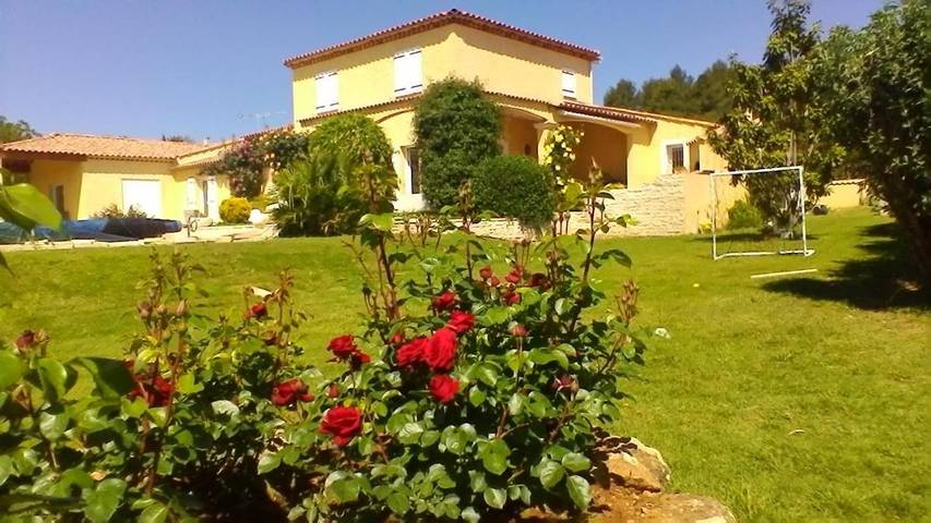 Maison d’hôte pour 4 personnes, avec terrasse et piscine ainsi que jacuzzi et jardin à Jouques