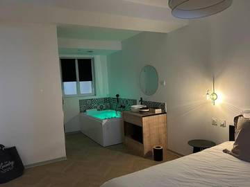 Gîte pour 2 personnes, avec jacuzzi à Moulins