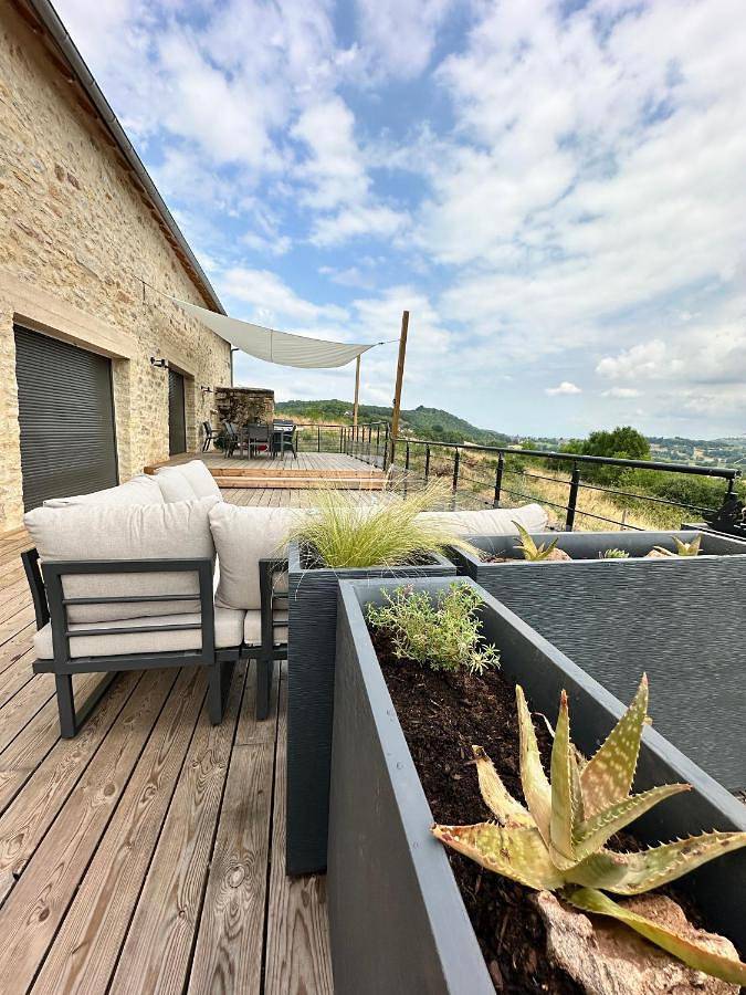 Location de vacances pour 8 personnes, avec jardin ainsi que jacuzzi et terrasse, animaux acceptés à Perpezac-le-Blanc