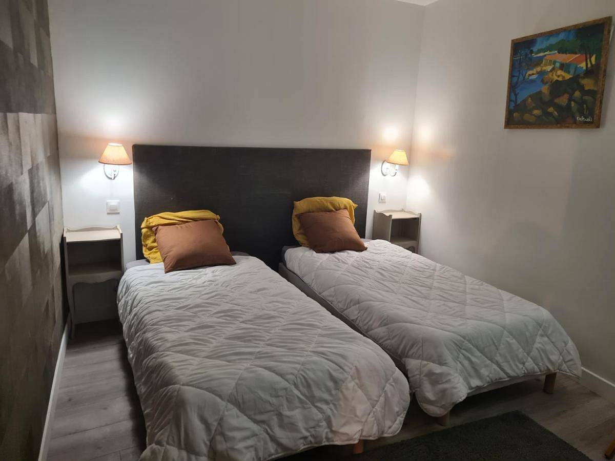 Gîte en face du Château de Nizas, 4 chambres d'hôtes et 1 appartement familial pour 4 personnes in Nizas, Côte méditerranéenne (France)
