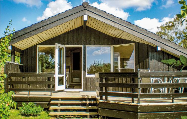 Ferieudlejning for 5 personer, med Terrasse og Have i Følle Strand