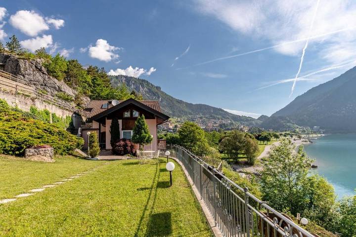Ferienwohnung für 4 Personen, mit Balkon und Terrasse sowie Garten und Seeblick in Molveno