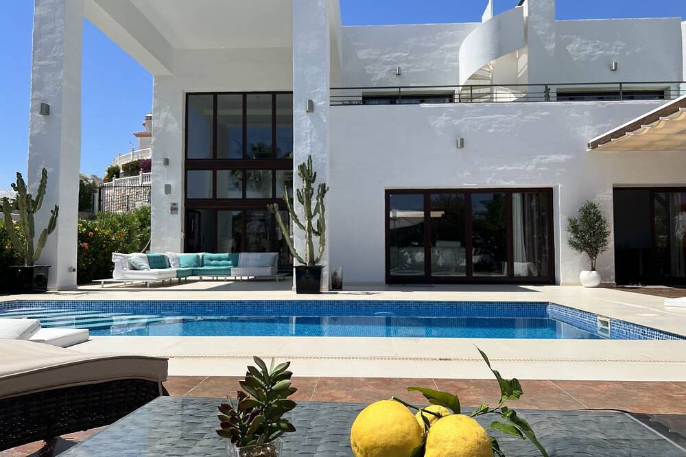 Luxurious villa (4 bedrooms) with heated pool for vacation and workation in La Cala de Mijas, Mijas