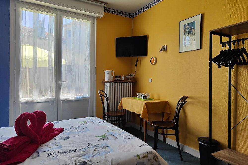 Entire apartment, Room \"Domaine du Cèdre\" with Shared Terrace, Balcony, and Wi-Fi in La Vôge-les-Bains, Épinal region