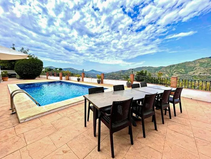 Chalet para 14 personas, con piscina además de jacuzzi y jardín - 1