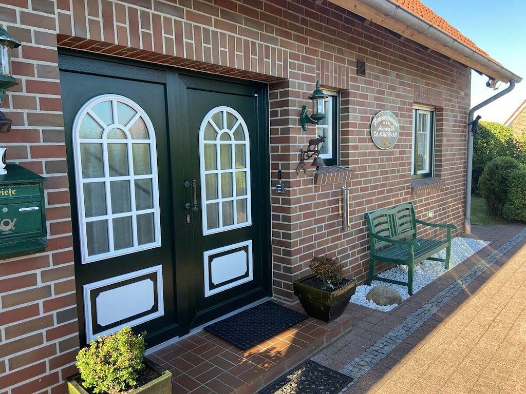 Leuchtturm Minsen Schillig mit Hund in Minsen, Wangerland