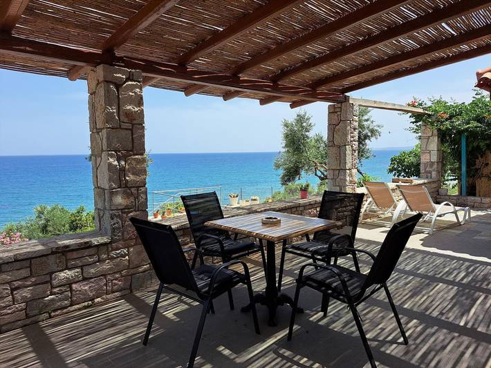 Ferienwohnung für 4 Personen, mit Balkon/Terrasse und Terrasse sowie Garten und Ausblick auf den Peloponnes - 2