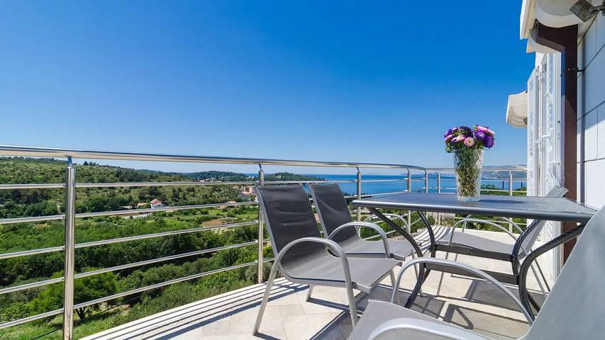 Vacation apartment for 6 people, with balcony, with pets in Cavtat