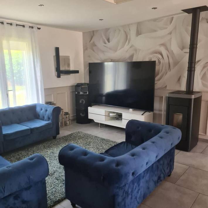 Location de vacances pour 7 personnes, avec Balcon et Terrasse ainsi que Piscine et Vue à Auzay