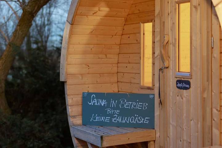 Ganze Wohnung, Kleine Vintage-Ferienwohnung für1-3Gäste, Außenpool, Sauna, Park, Natur, Ruhe in Pegau, Burgenlandkreis