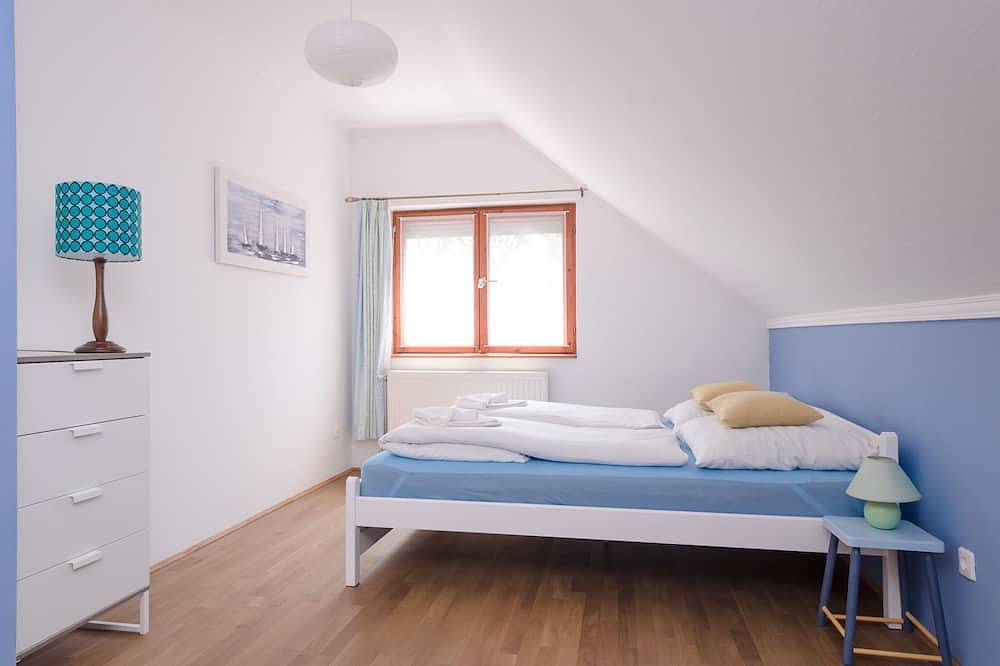 Ganze Wohnung, Maisonette-Apartment in Familiengröße mit Seeblick, Pool und Terrasse zum Speisen in Alsoörs, Balatonfüredi járás