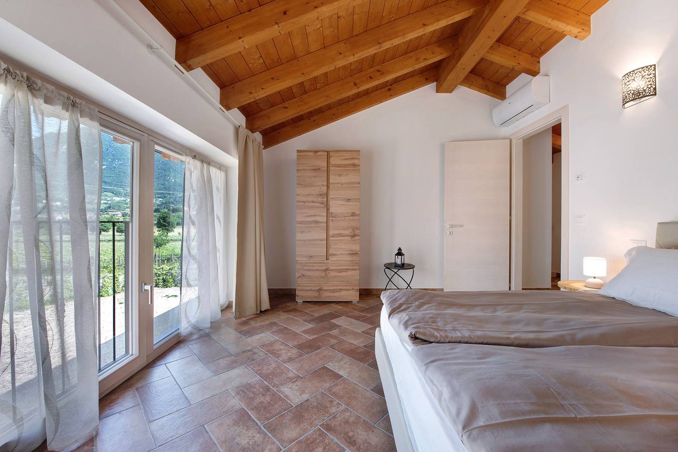 Entire apartment, Holiday Apartment "Casale La Coccinella Gelsomino" with Shared Garden & Wi-Fi in Caprino Veronese, Garda Mountains