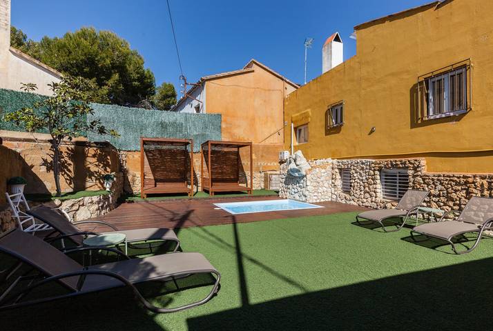 Haustierfreundliches Ferienhaus Masia Alt mit Bergblick, Pool, WLAN, Garten und Terrasse in Olèrdola, Barcelona Binnenland