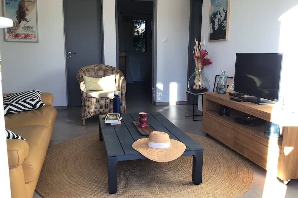 Entire apartment, Superb apartment in a villa with swimming pool in a quiet location! in Volx, Parc naturel régional du Luberon