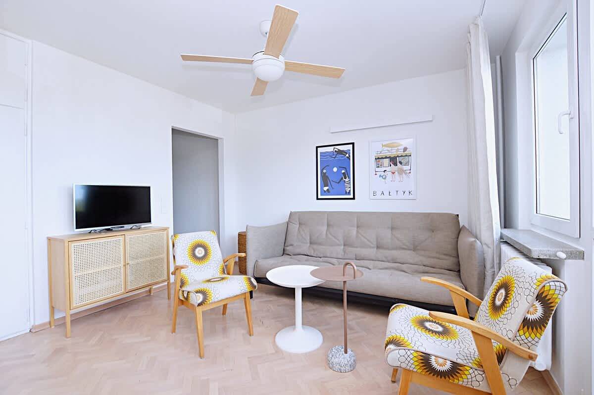 Geheel vakantieappartement, Bright Studio in Center | Close to the Beach | Balcony in Gdynia, Zatoka Gdańska