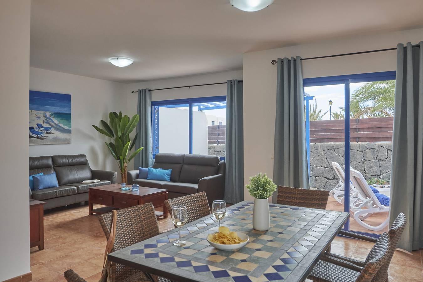 Appartement entier, Vacances 'Maria Del Mar' avec vue sur les montagnes, piscine privée et Wi-Fi in Playa Blanca, Yaiza