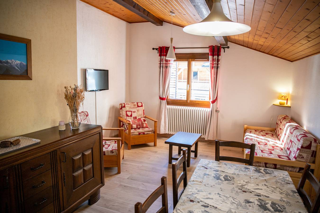 Apartamento entero, Apartamento 'C4 - Chalet Tournier' con vistas a la montaña, jardín compartido y Wi-Fi in Les Gets, Les Portes du Soleil