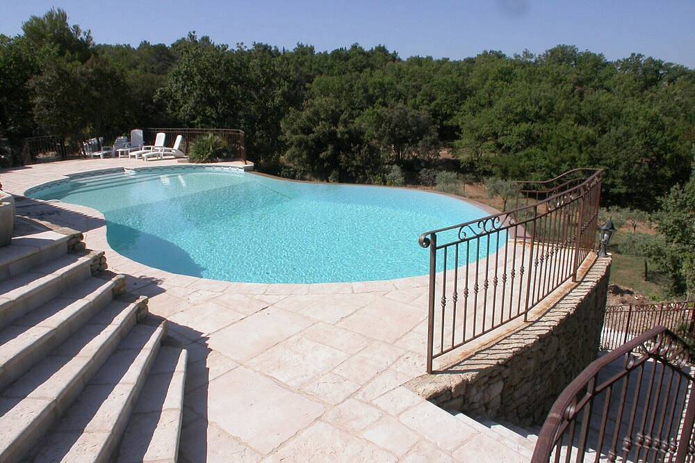 Villa de charme avec vue imprenable, piscine privative, terrain de jeux in Venasque, Parc naturel régional du Mont-Ventoux