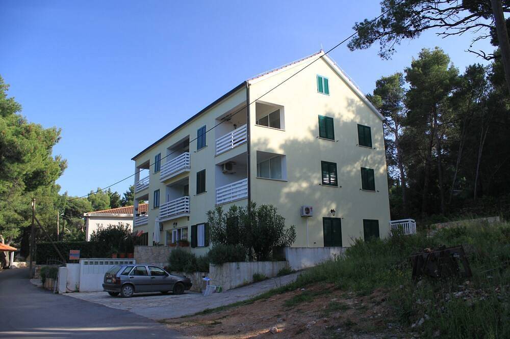 Appartement entier, Appartement d'une chambre avec la terrasse et la vue sur le mer Jelsa, Hvar (A-8751-a) in Jelsa, Hvar