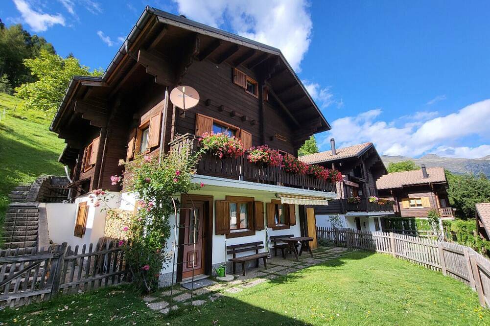 Ganze Wohnung, Chalet Romantica: Private Garden and Relaxation at 1,200m in Dalpe, Tessiner Alpen