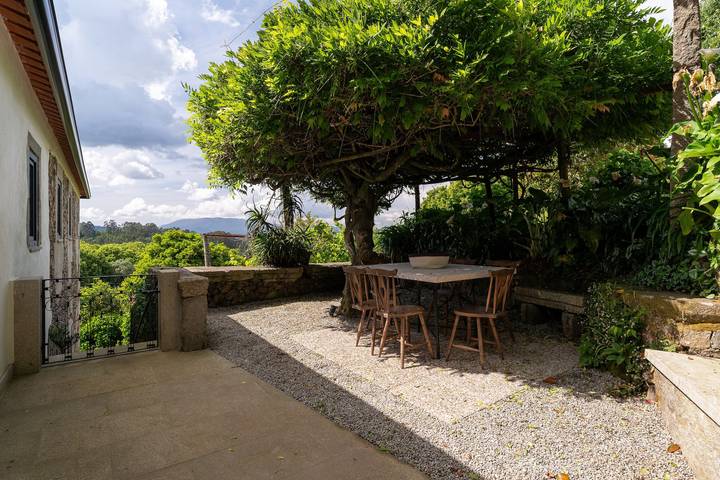 Eira Country House Holiday Home with Mountain View and Pool in Fornelos e Queijada, Viana do Castelo District