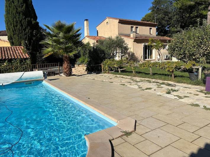 Location de vacances pour 4 personnes, avec terrasse ainsi que piscine et vue dans Office De Tourisme De Martigues